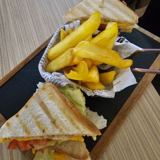 Клуб сандвич с пилешко месо (1бр)