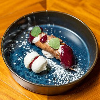 Cannolo croccante alle mandorle con ricotta di pecora e frutti di bosco