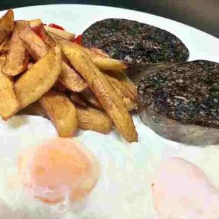 Morcilla de Burgos Con 2 huevos, patatas y pimientos rojos