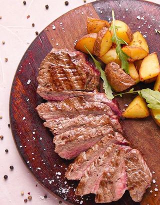 Ramstek s mladim povrćem