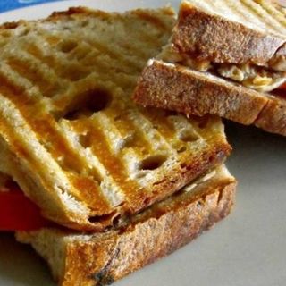 Tosta de pão rustico com pasta de atum