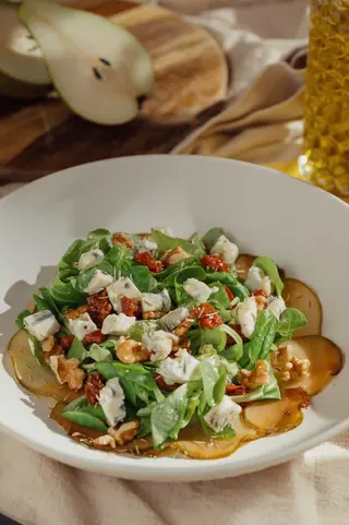 Ensalada de pera con canónigos, tomate seco y gorgonzola