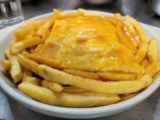 Cachorro Especial (com batata e molho francesinha)