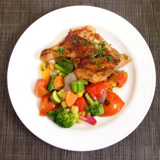 Задушена пуешка пържола от бут с гарнитура (350г)