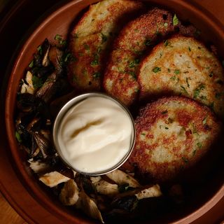 Деруни з грибами та цибулею