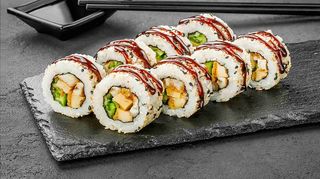 Рол Каліфорнія з вугрем в кунжуті