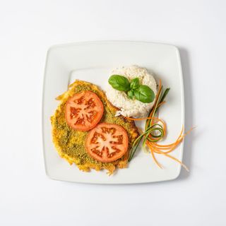 Pierś z pesto i smażonym pomidorem, ryż, surówka