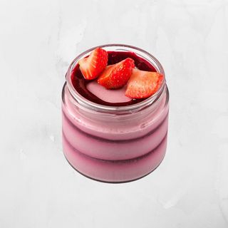 Panna cotta s bijelom čokoladom i umak šumsko voće