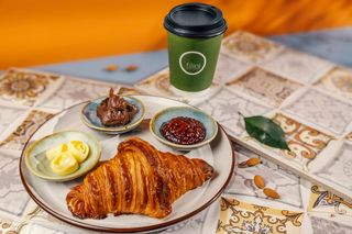 კრუასანი და ყავა