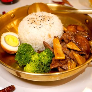 riso con manzo bambu e funghi/ 双冬牛肉盖饭