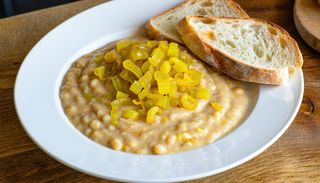 Fasole batuta cu ceapa si focaccia