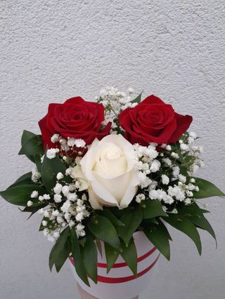 Flower box 2 crvene 1 bijela ruža