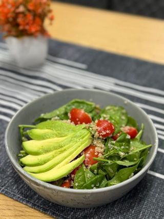 САЛАТА СЪС СПАНАК,КИНОА И АВОКАДО