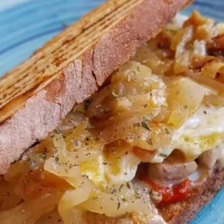 Secreto, queso curado, mermelada de piquillos y champús a la plancha