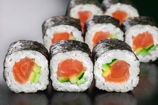 Копчений лосось макі (110г)