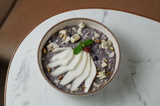 Вівсяна каша з лохиною, горгонзолою та горіхами