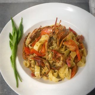Fettuccine con langostinos a la toscana