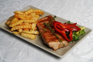 Bela vešalica 200g + pomfrit 150g