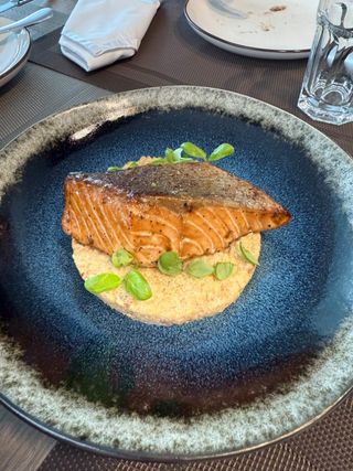 Стейк лосося з вершковим кус-кусом