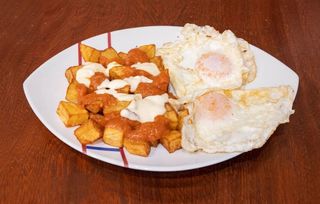 Huevos Fritos Con Patatas Bravas