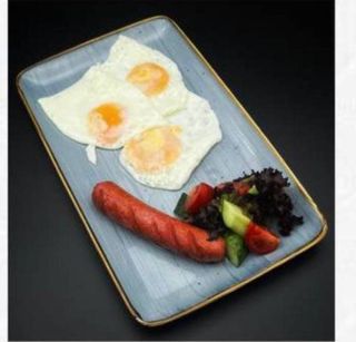 Завтрак на тарелке с сосиской