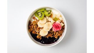 Йогурт с гранолой и фруктами