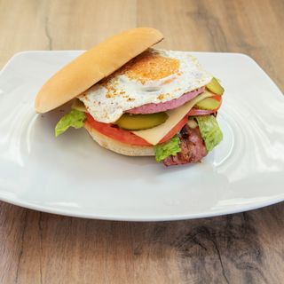 Hamburguesa 150 gms, Huevo, Queso Y Bacon