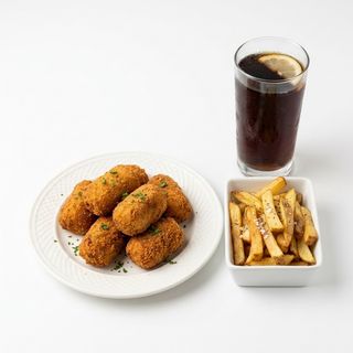 MENU CROQUETAS DE POLLO (8 UNDS) CON BEBIDA Y PATATAS