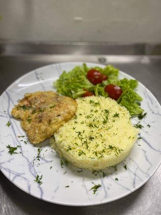 Відбивна куряча ,кускус, салат овочевий 385г