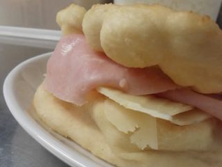 Crescentina De Jamón York Y Queso