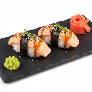 Nigiri  Salmone scottato, salsa teriyaki e sesamo