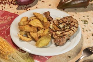 Pastramă de porc și cartofi pai