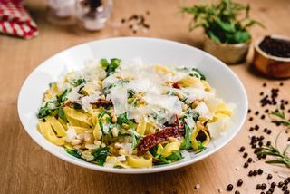 Талиатели с аспержи, сушени домати и босилек (300г)