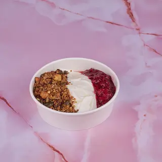 Yogur griego con granola y mermelada de arándanos