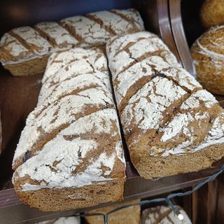 Chleb żytni ze śliwką