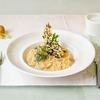 Risotto de boletus, trufa negra y teja de Parmesano.