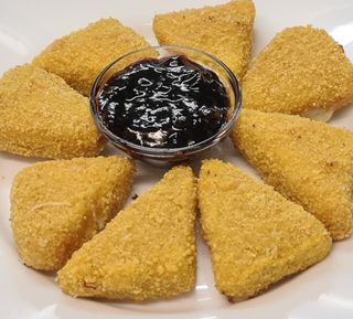 Хрупкави панирани сиренца със сладко от боровинки (270г)