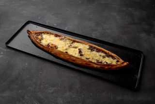 Kıymalı kaşarlı pide