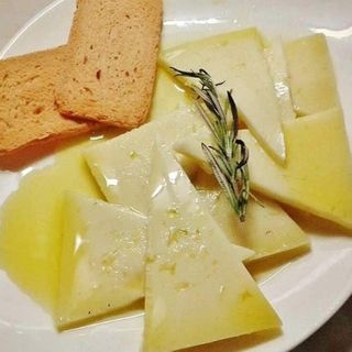 Queso Curado En Aceite Y Romero