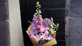 Buket sa visokim cvećem lila