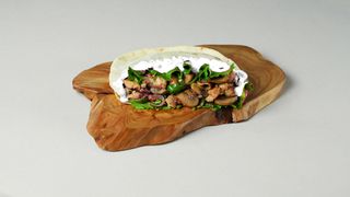 პიტა ქათმით, სოკოთი და ბეშამელის სოუსით