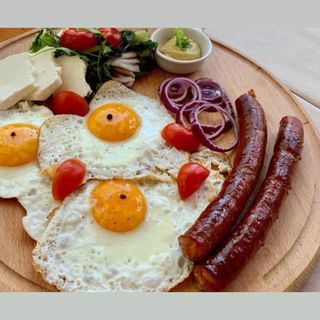 Jaja na oko i kobasica 