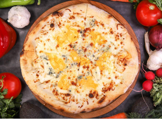 Пица Куатро Формаджи + Пица Калабрезе + 1л. Стела Артоа