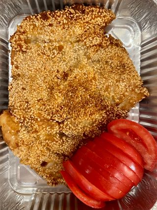 Сусамена пилешка пържола с домати