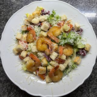 Sałatka Cezar z krewetkami