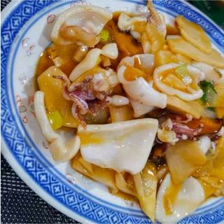 Lulas com bambú e cogumelos chineses