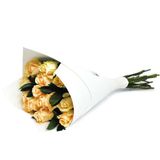 Buchet din 11 trandafiri peach cu verdeata decorativa in carton alb