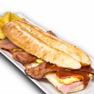 BOCADILLO RANCHERO: Jamón york y queso fundido, beicon, tortilla francesa y salsa barbacoa