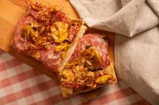 Trancio di pizza rossa con finocchiona