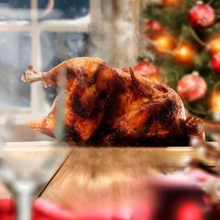 1 pollo entero al carbón + acompañamiento (para 4 personas)